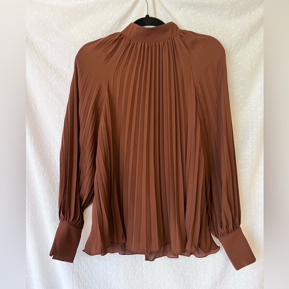 H&M brown pleated mock neck Flowy top - Picture 1 of 4